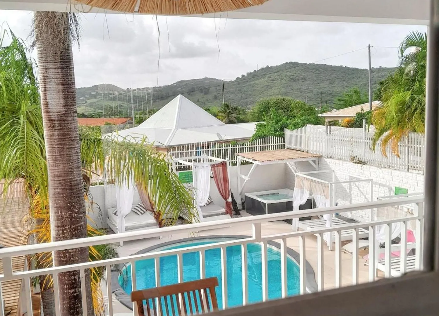 Charmant Sainte Anne: Apartment with Shared Pool