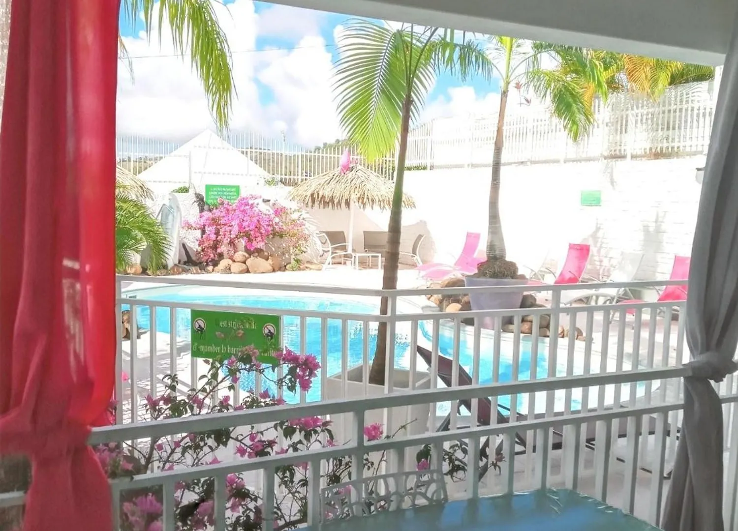 Charmant Sainte Anne: Apartment with Shared Pool
